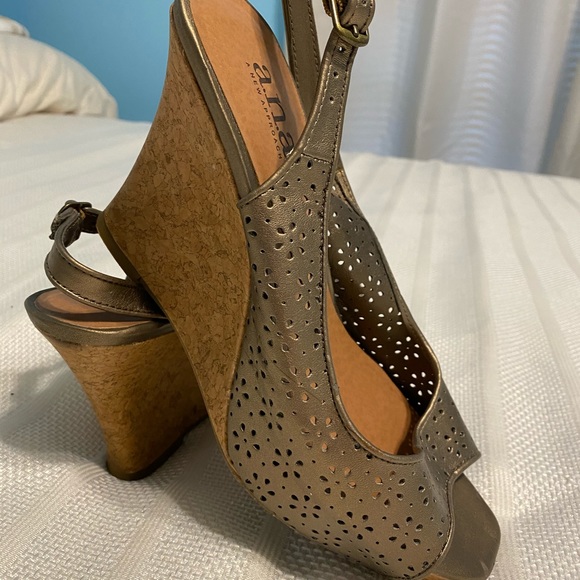 ANA Wedges - Picture 1 of 2